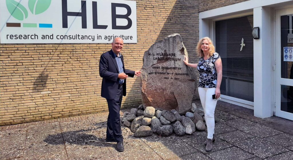 Wethouder Jan Batelaan op bedrijfsbezoek bij Janny Peltjes, directeur van Hilbrands Laboratorium in Wijster.
